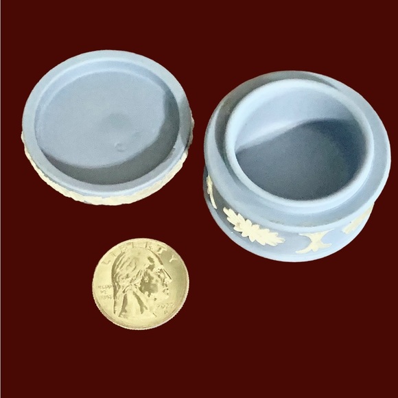 🚩SOLD🚩 Wedgewood Collector’s Trinket Box - Blue Jasperware - Vintage - Picture 9 of 11